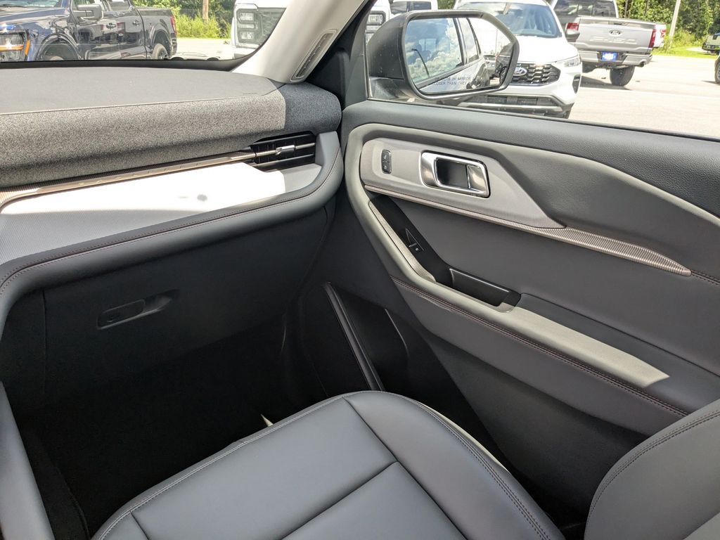 2025 Ford Explorer photo 19