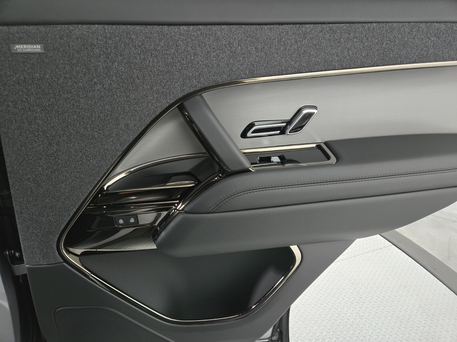 2025 Land Rover Range Rover Sport SE photo 17