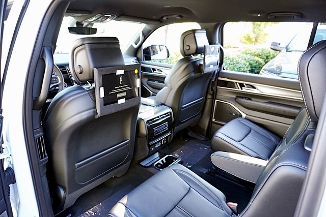 New 2025 Bright White Clear-Coat Exterior Paint Jeep Series II image 21