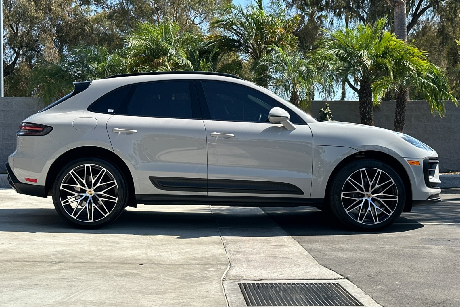 2023 Porsche Macan T photo 9