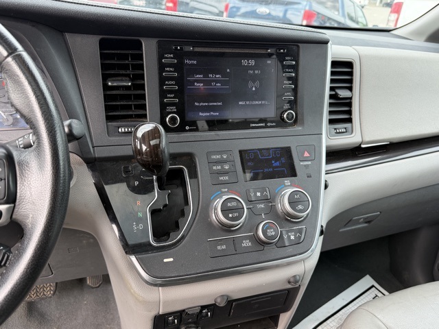 2019 Toyota Sienna XLE photo 16