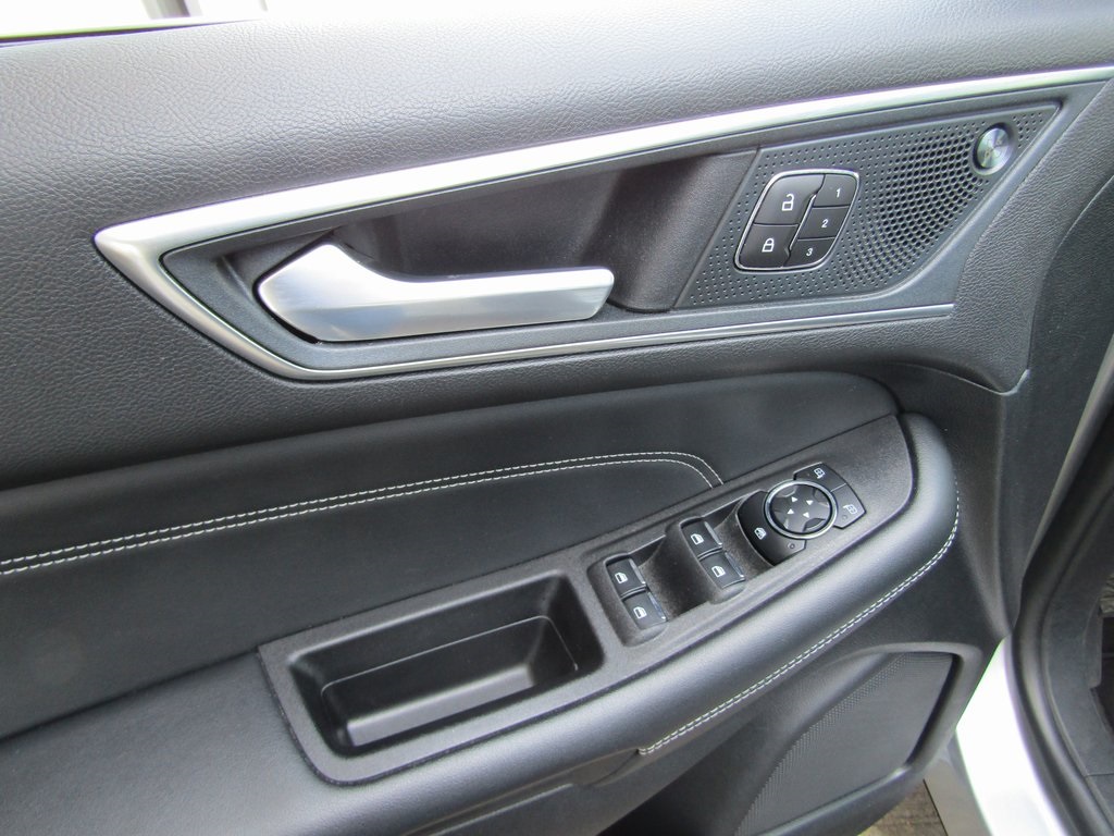 2024 Ford Edge Titanium photo 17