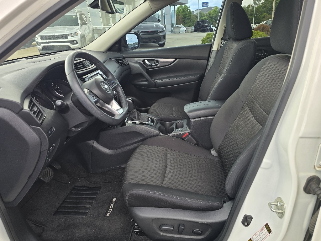 2020 Nissan Rogue SV photo 8