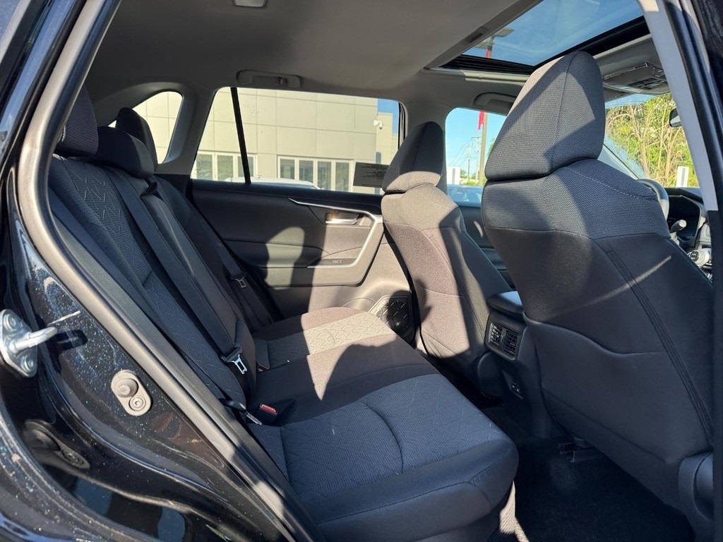 2025 Toyota RAV4 Hybrid XLE photo 4