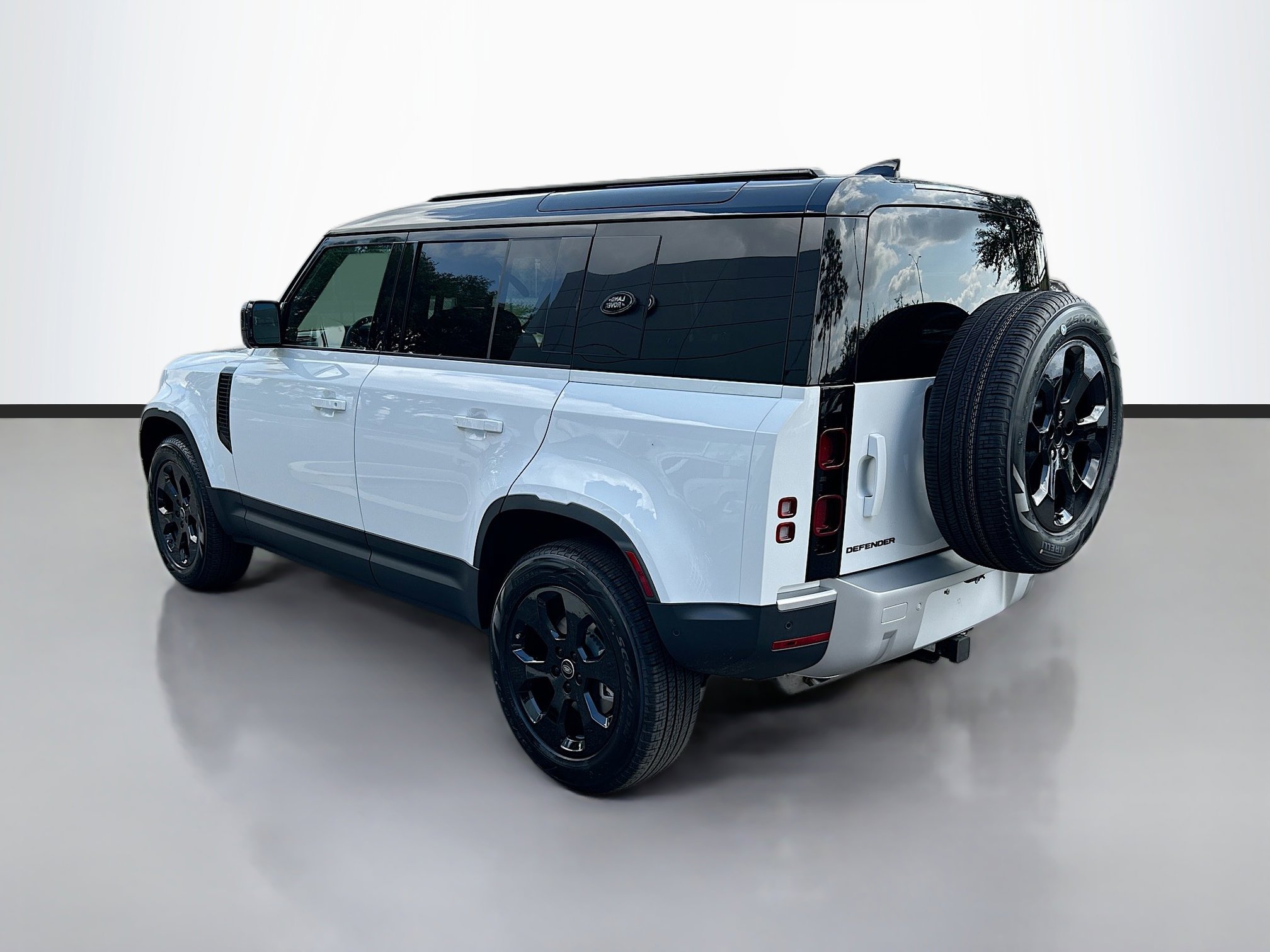 2025 Land Rover Defender 110 S photo 3