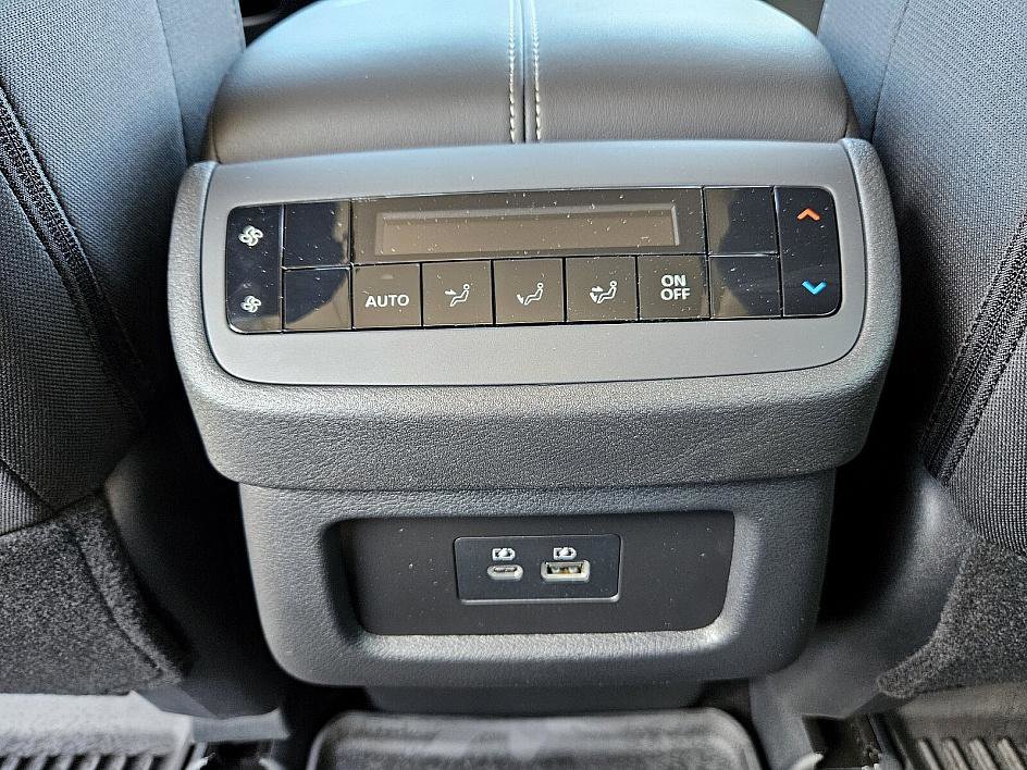 2025 Nissan Pathfinder SV photo 11