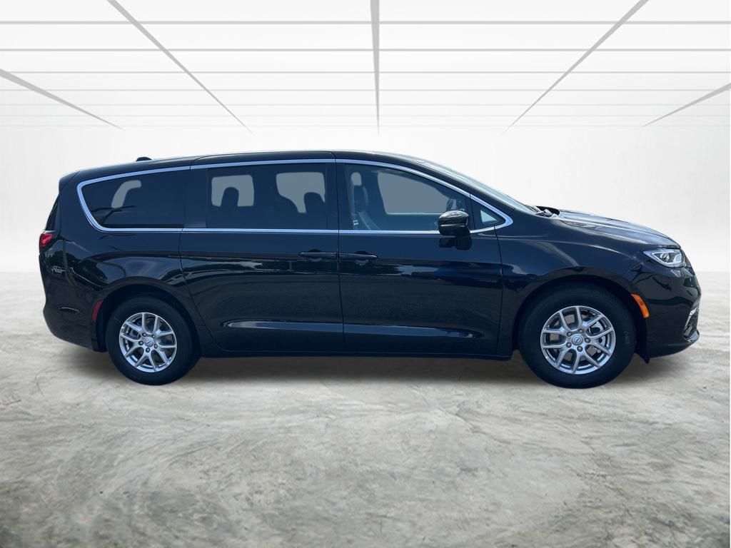 2025 Chrysler Pacifica photo 2