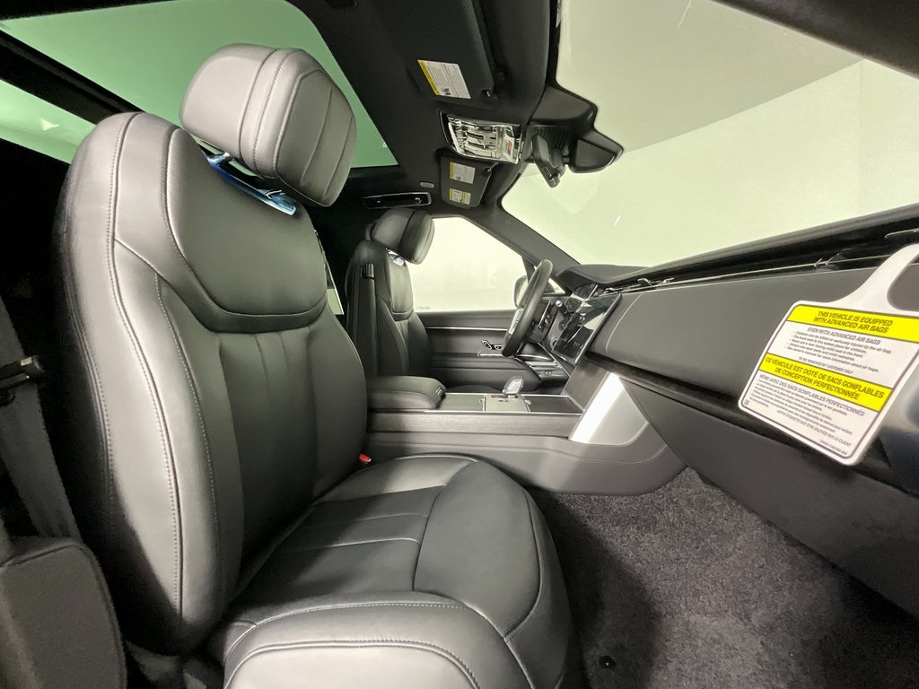 2025 Land Rover Range Rover SE photo 3
