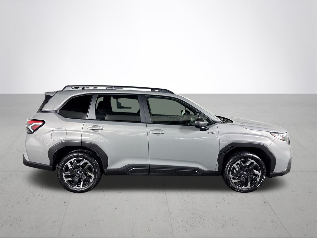2025 Subaru Forester Premium photo 5