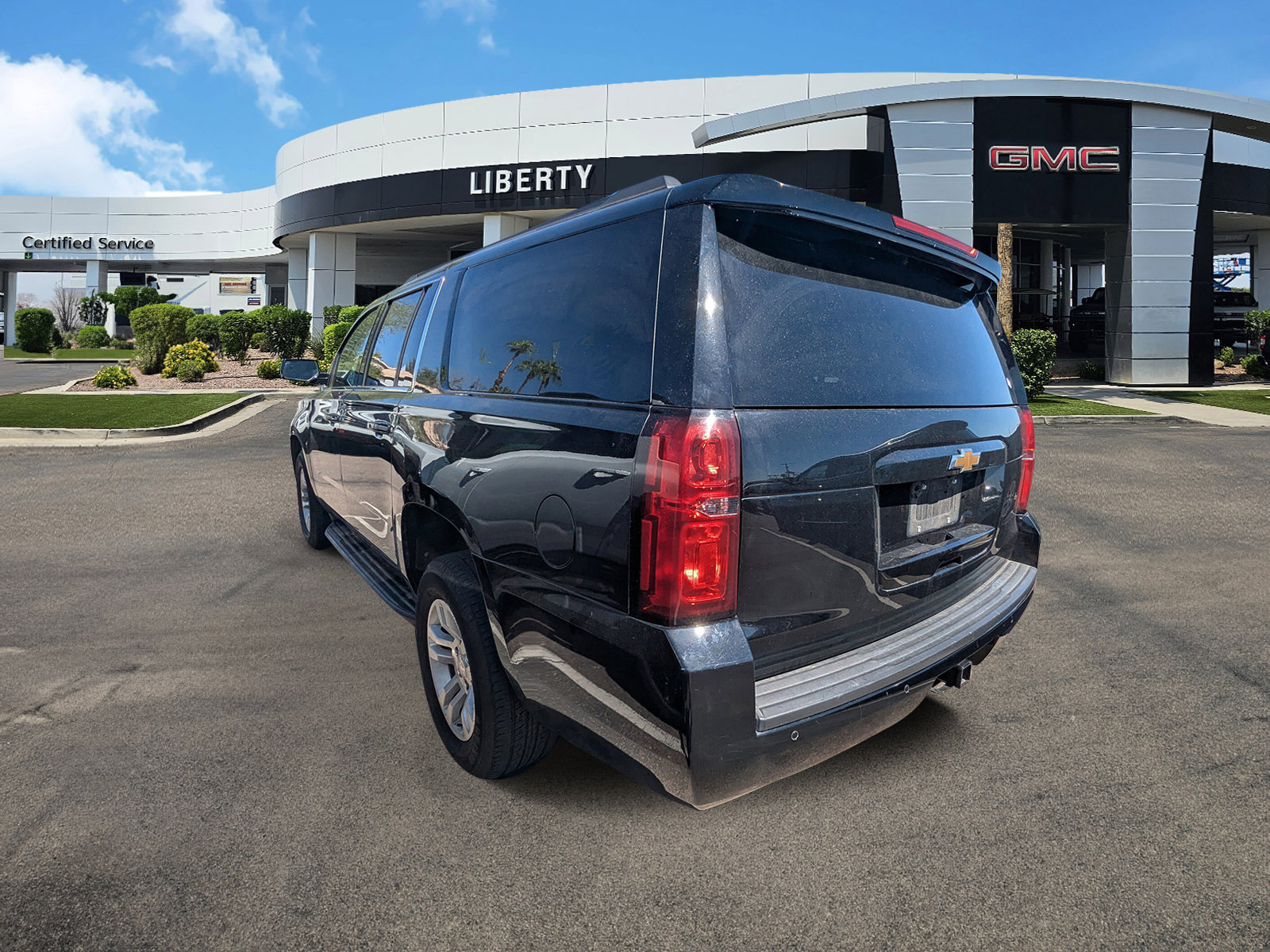 2020 Chevrolet Suburban LT photo 3