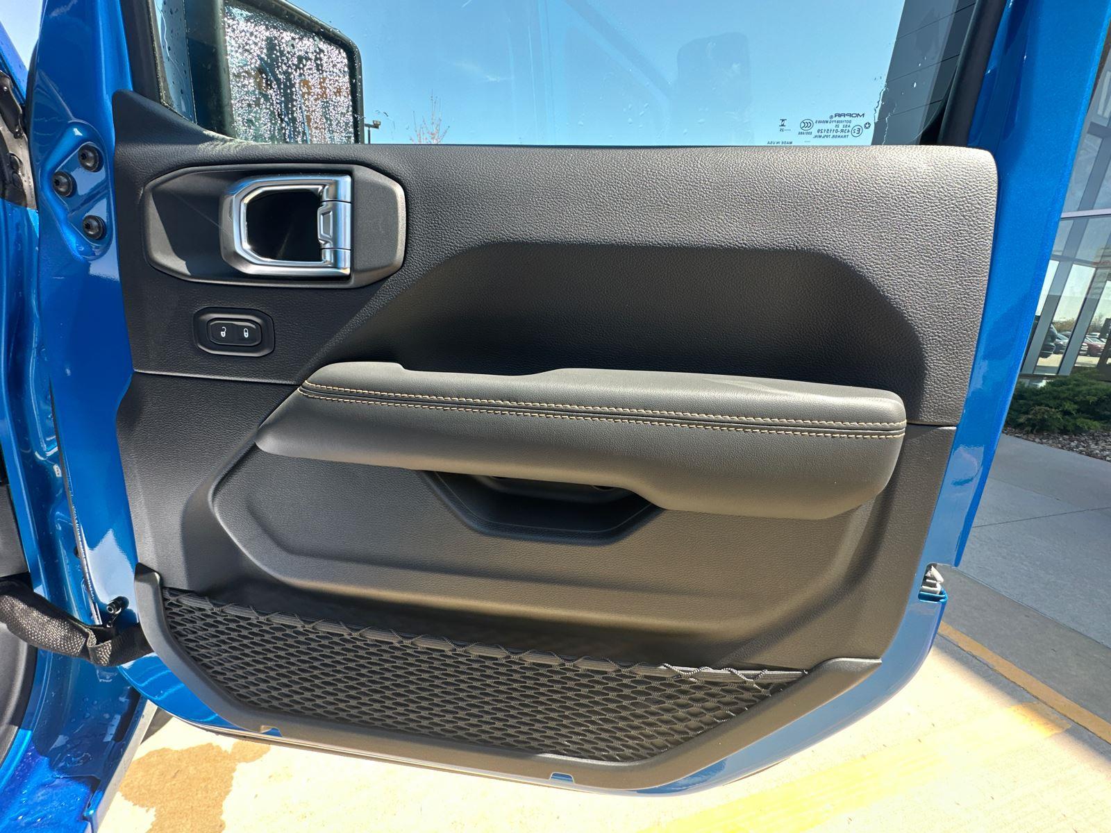 2025 Jeep Wrangler Sahara photo 29