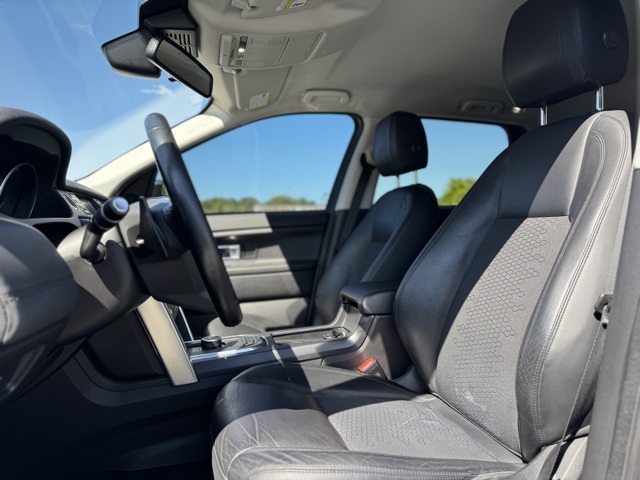 2017 Land Rover Discovery Sport SE photo 14
