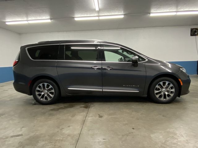 2022 Chrysler Pacifica Pinnacle photo 2