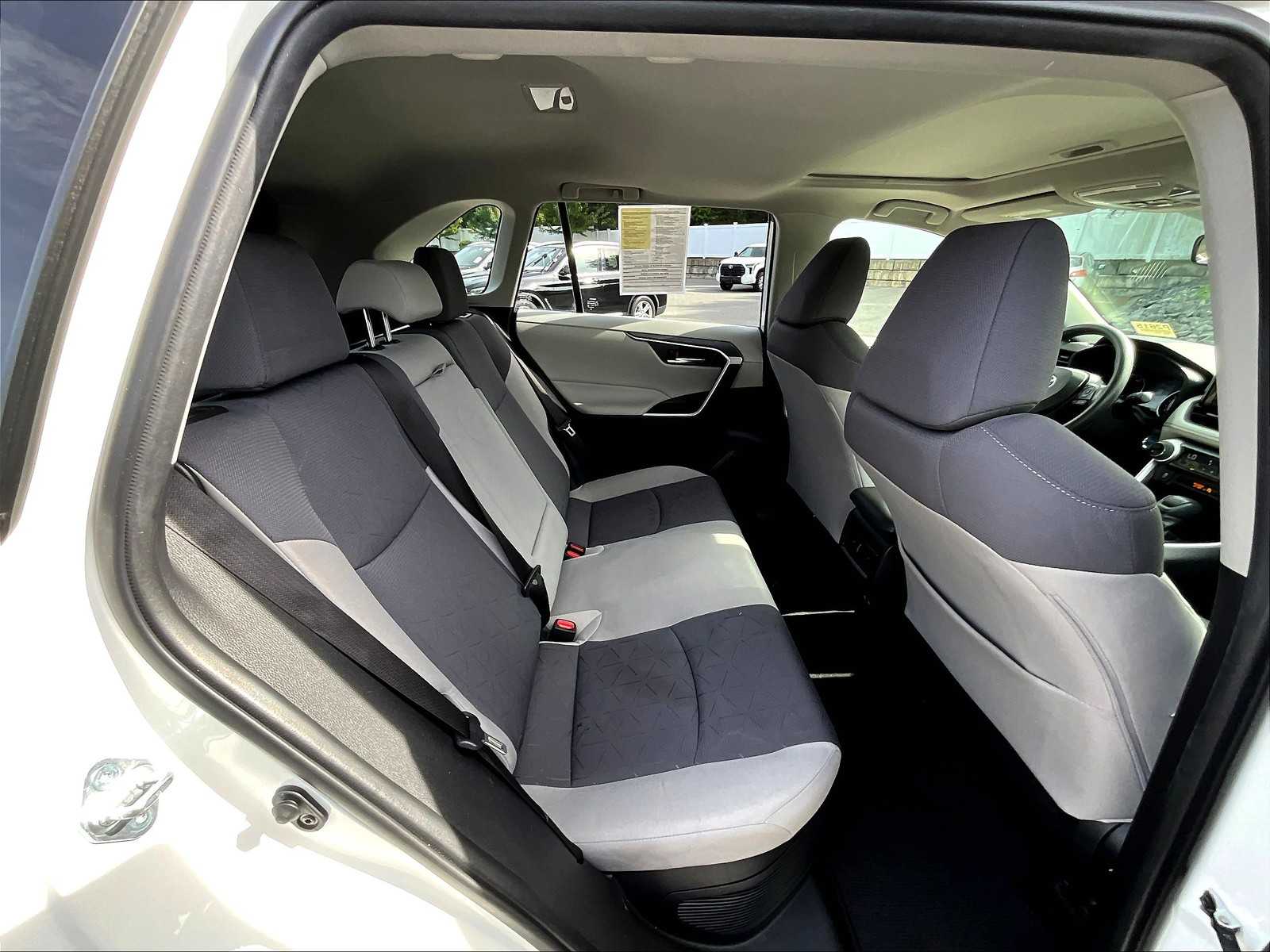 2021 Toyota RAV4 XLE photo 16