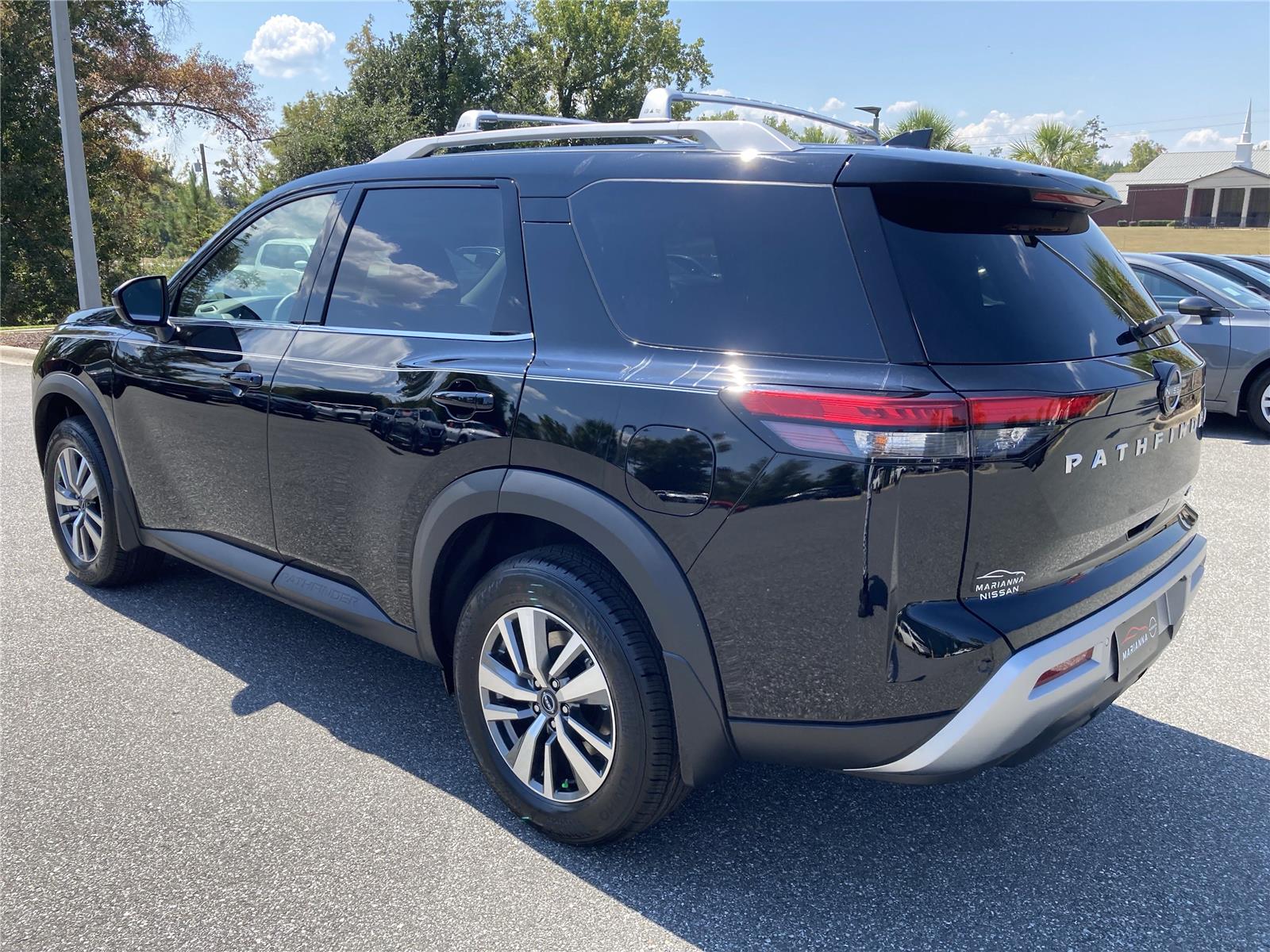 2025 Nissan Pathfinder SL photo 3
