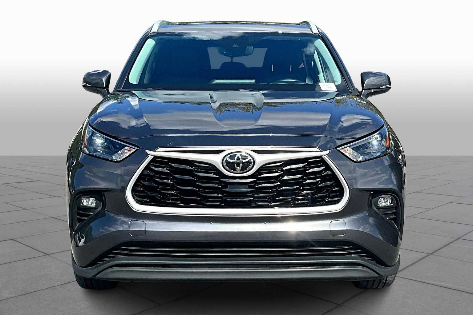 2024 Toyota Highlander XLE photo 2