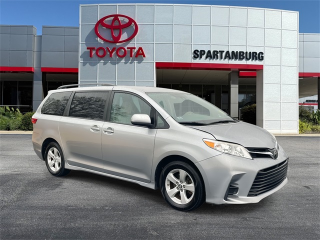 2018 Toyota Sienna LE's photo