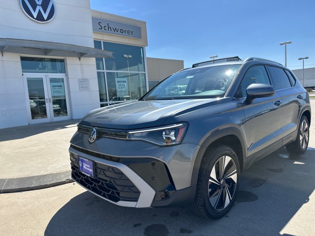 2025 Volkswagen Taos SE photo 2