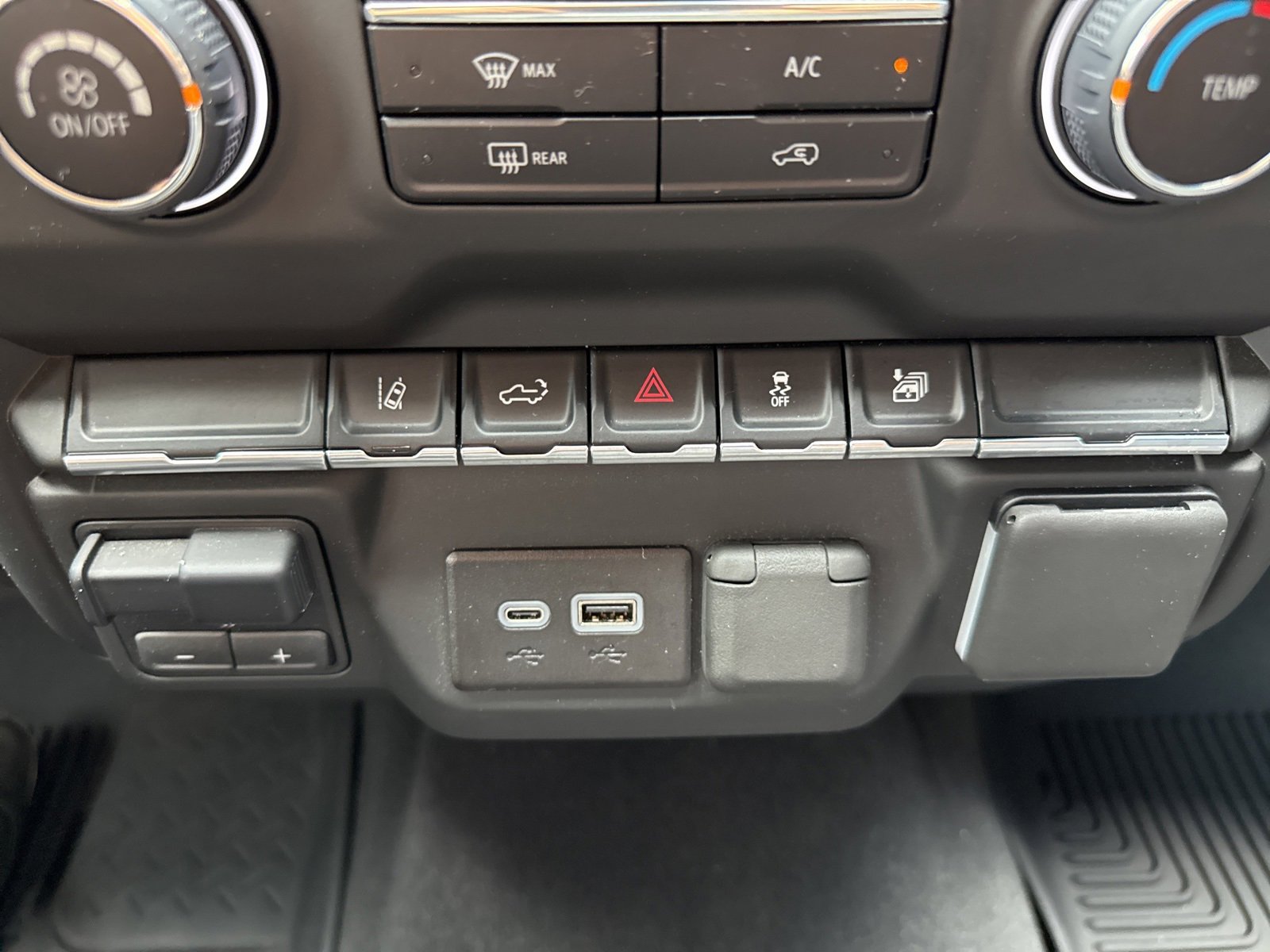 2024 Chevrolet Silverado 2500HD Custom photo 26
