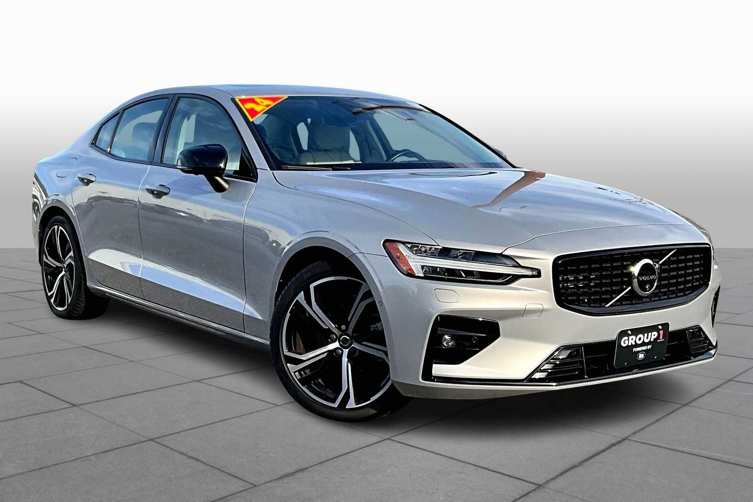 2024 Volvo S60 B5 Plus photo 2
