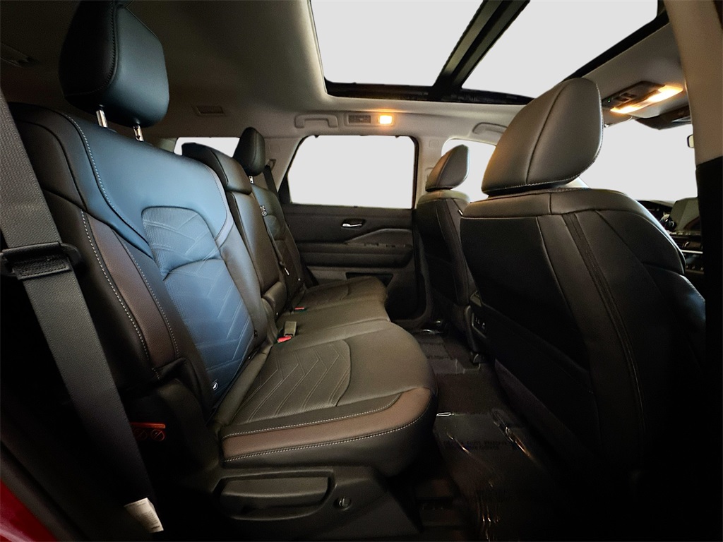 2025 Nissan Pathfinder Platinum photo 17
