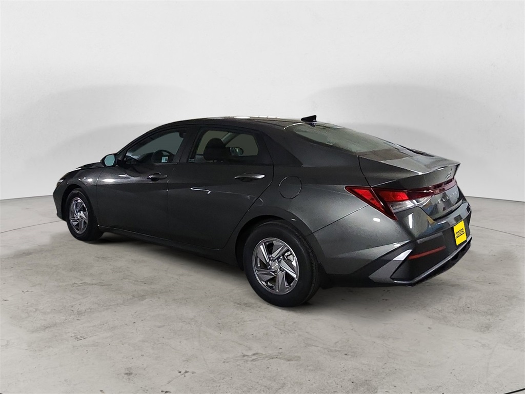 2025 Hyundai Elantra SE photo 3