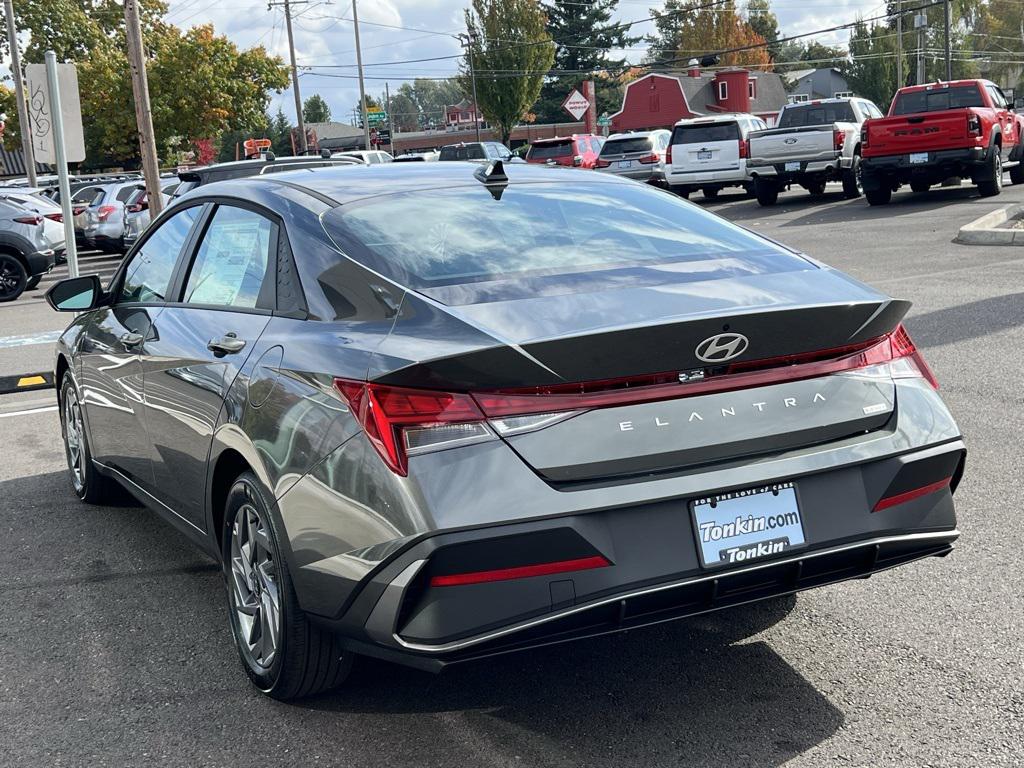 2026 Hyundai Elantra Hybrid Blue photo 4