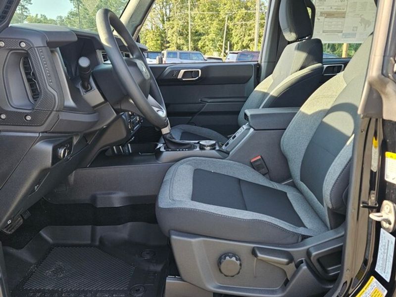 2025 Ford Bronco Base photo 5