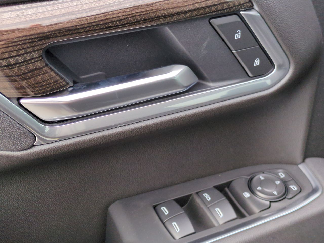 2025 Chevrolet Silverado 1500 LT photo 23