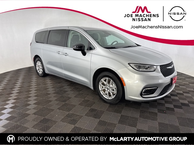 2024 Chrysler Pacifica Touring L's photo