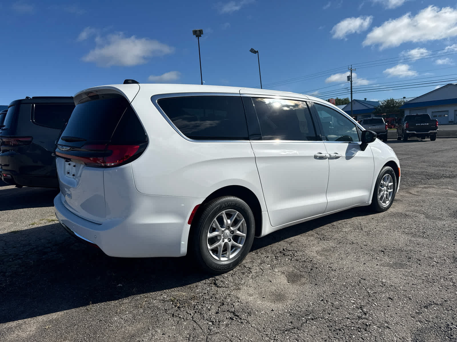 2026 Chrysler Pacifica photo 4
