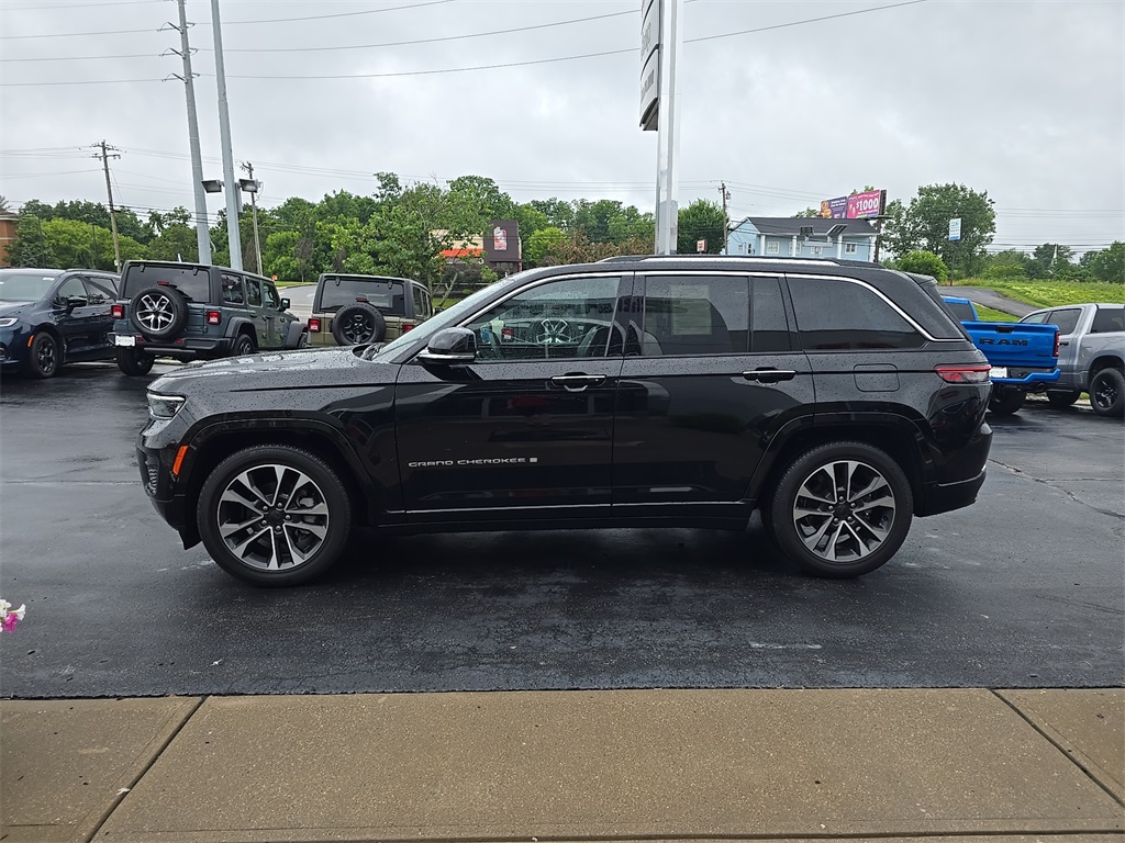 2022 Jeep Grand Cherokee Overland photo 2
