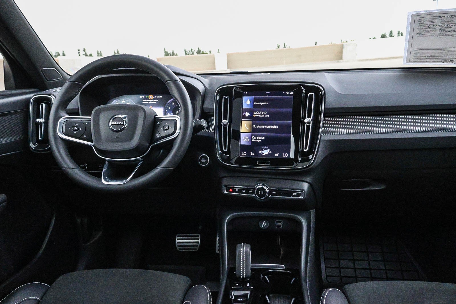 2022 Volvo XC40 R-Design photo 16