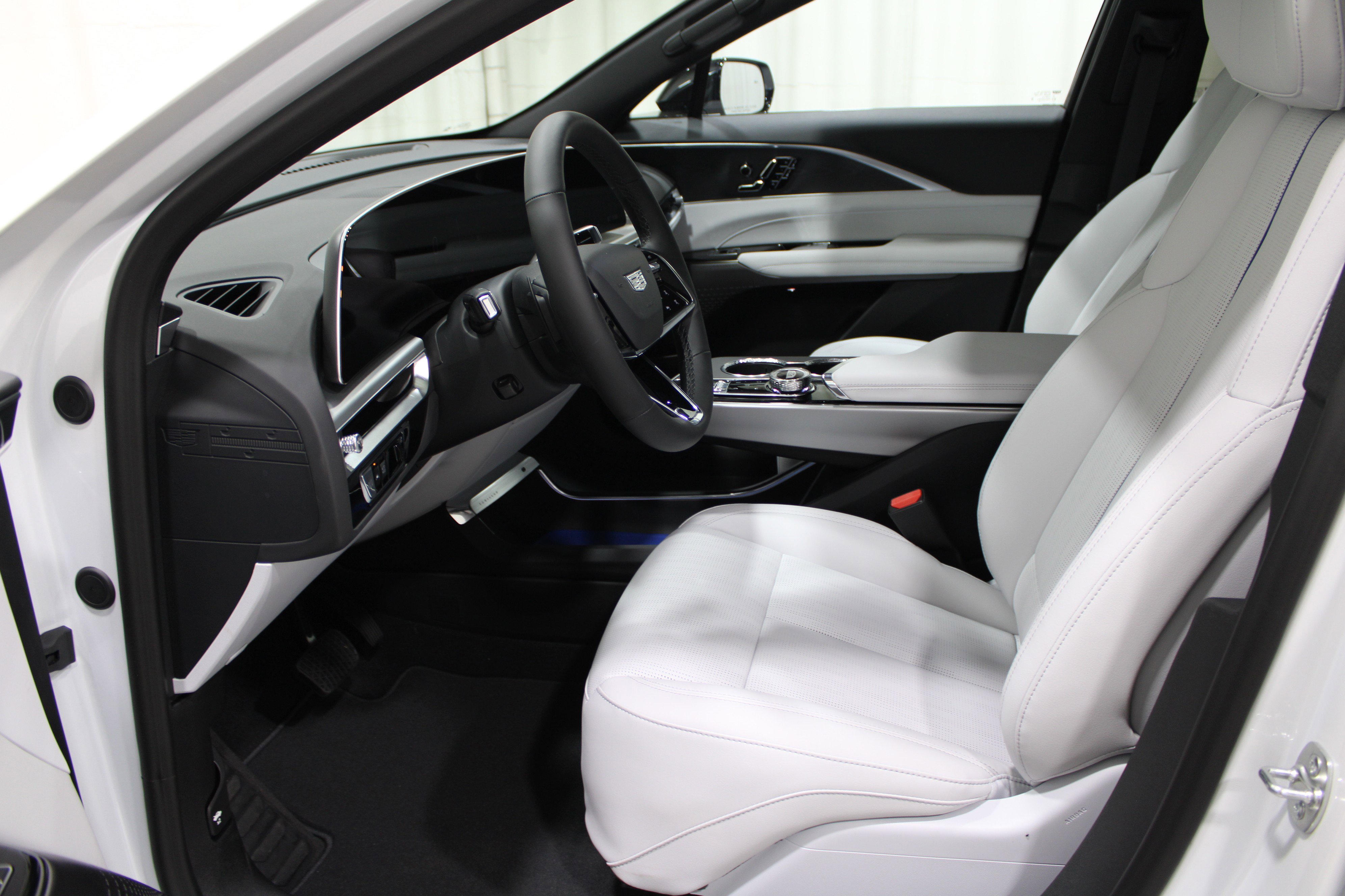 2025 Cadillac Lyriq Luxury photo 3