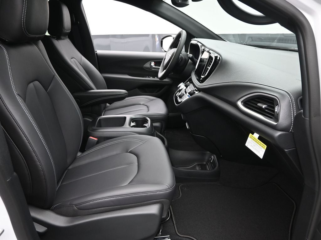 2026 Chrysler Pacifica photo 6