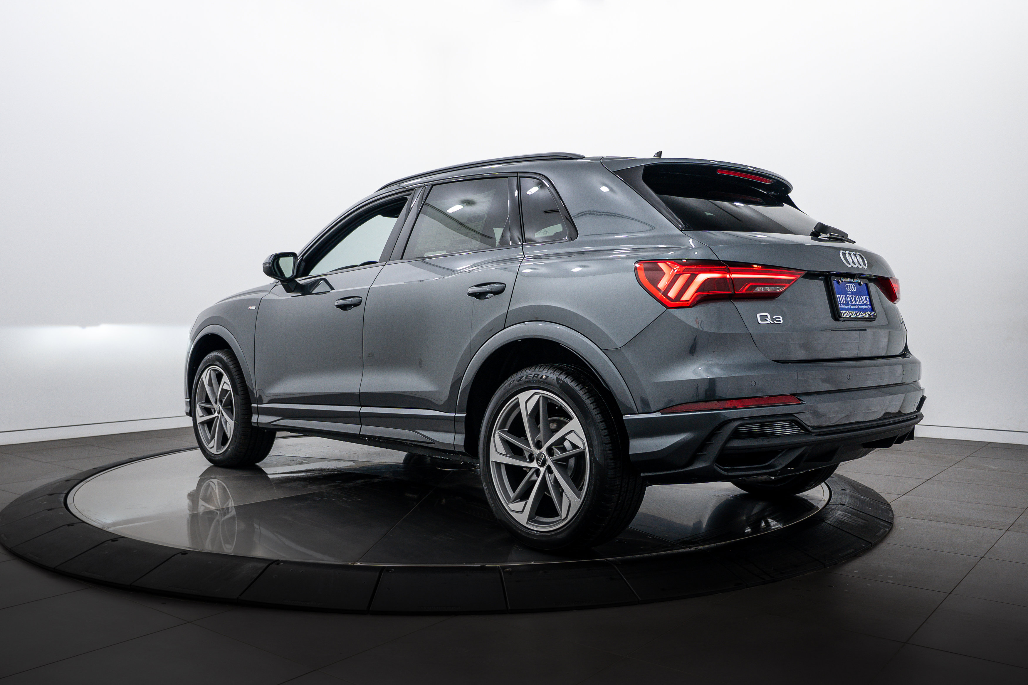 2025 Audi Q3 S line Premium photo 4