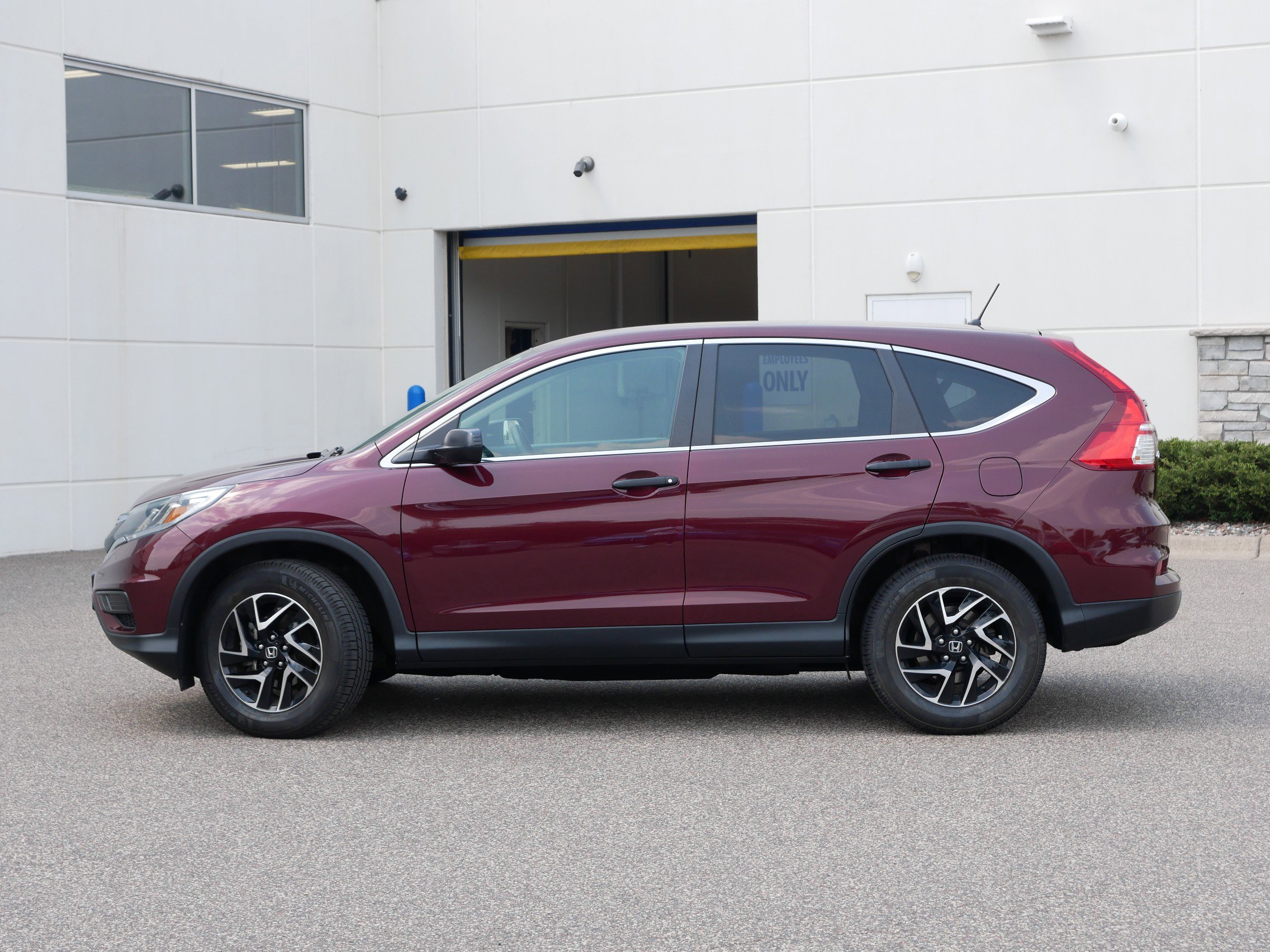 Used 2016 Honda CR-V SE with VIN 5J6RM4H40GL016437 for sale in Coon Rapids, Minnesota