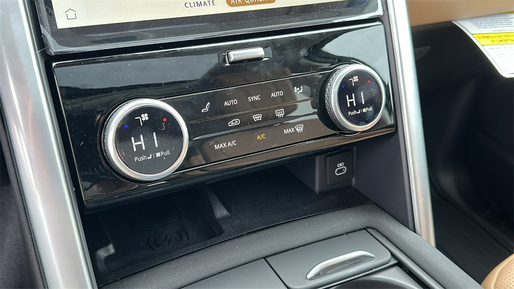 2025 Land Rover Discovery Metropolitan Edition photo 19