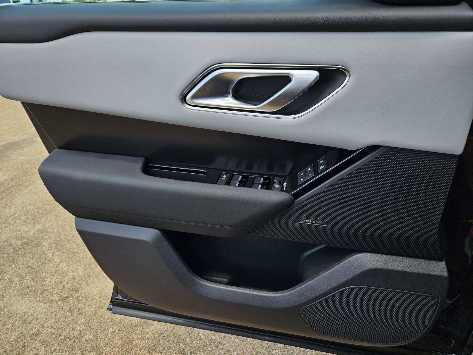 2026 Land Rover Range Rover Velar SE photo 20