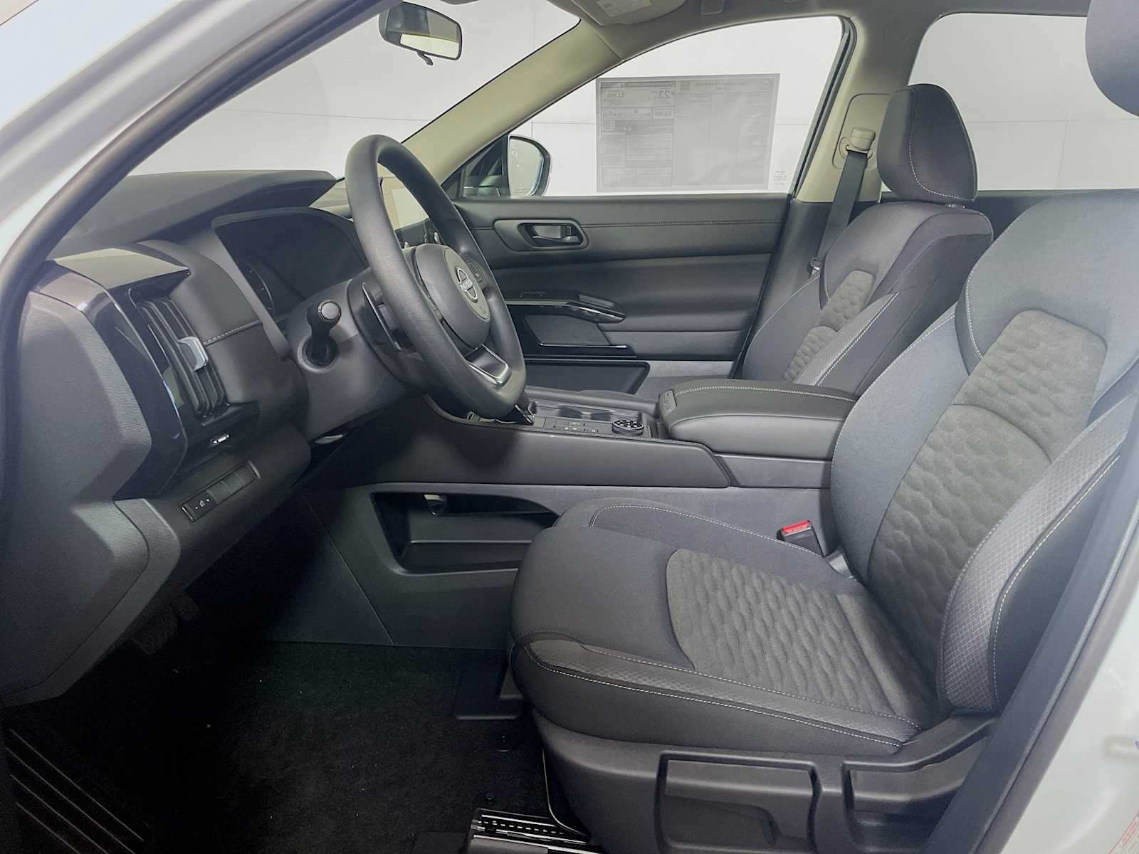 2025 Nissan Pathfinder S photo 4