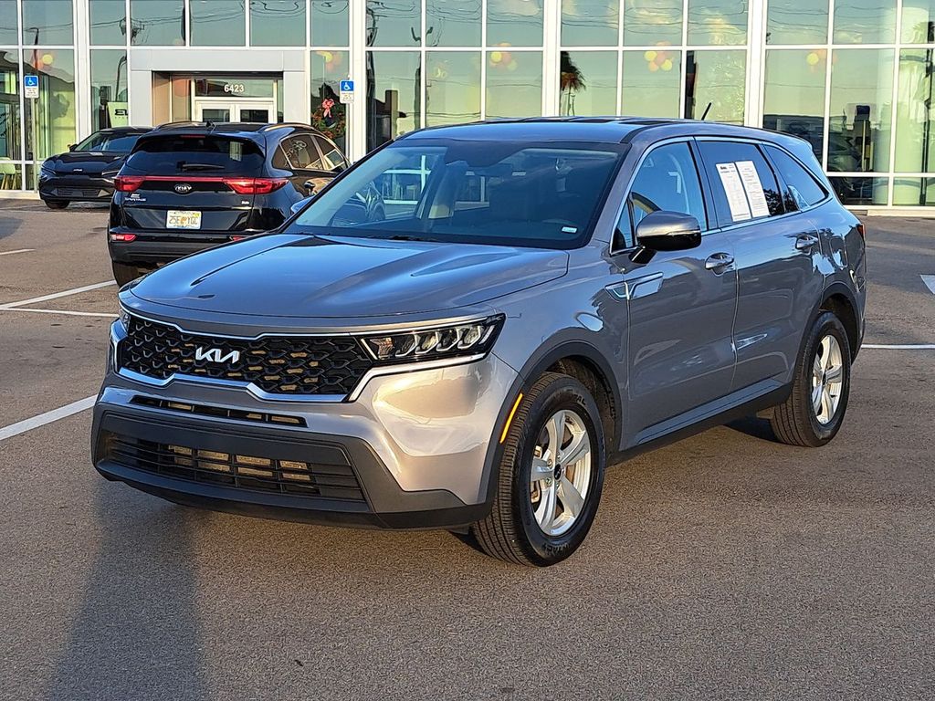 2023 Kia Sorento LX photo 2