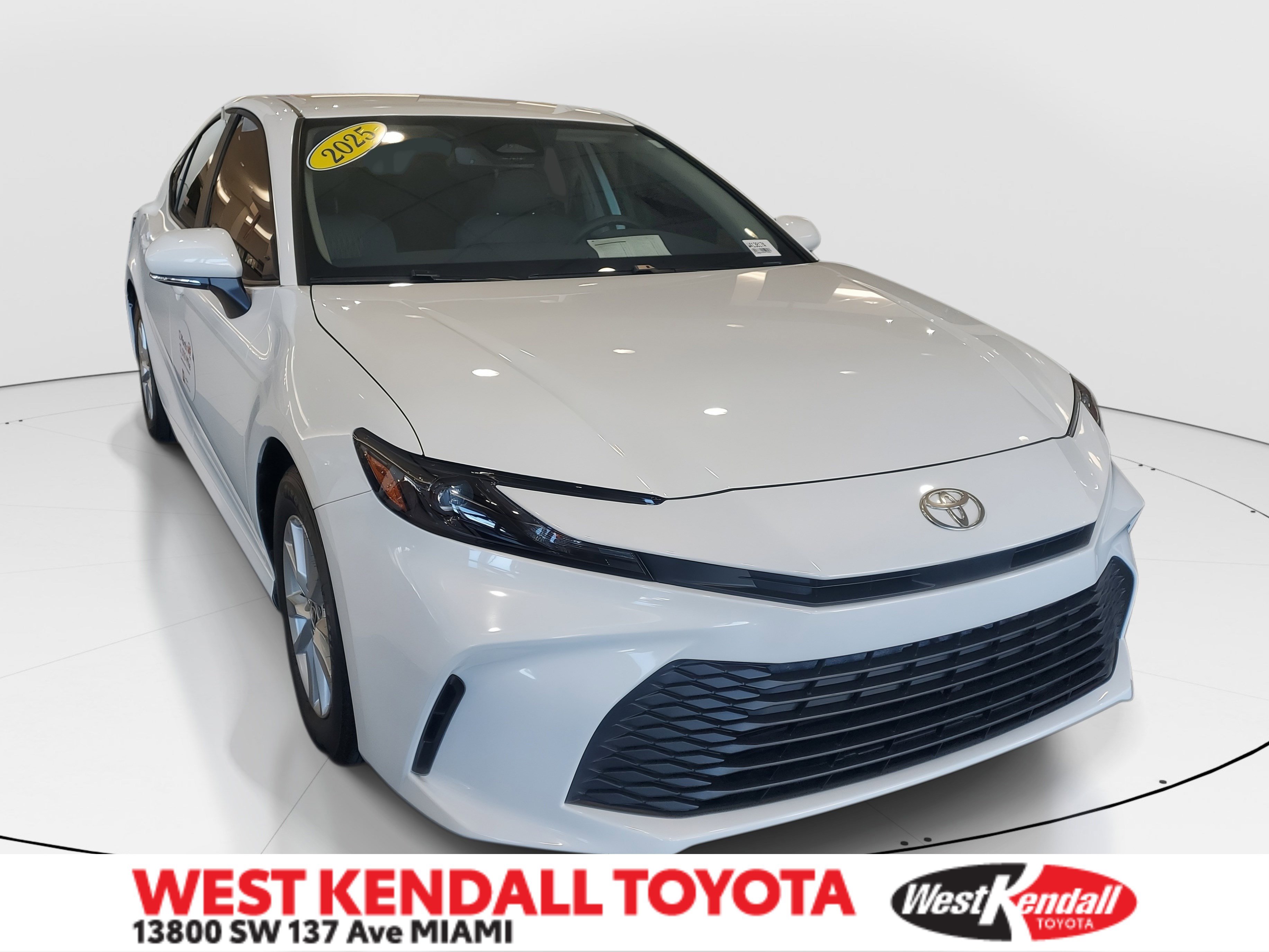 2025 Toyota Camry LE's photo