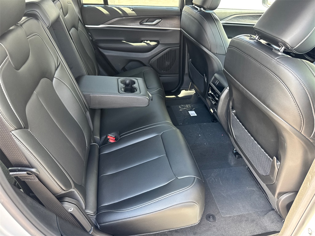 2025 Jeep Grand Cherokee Limited photo 13