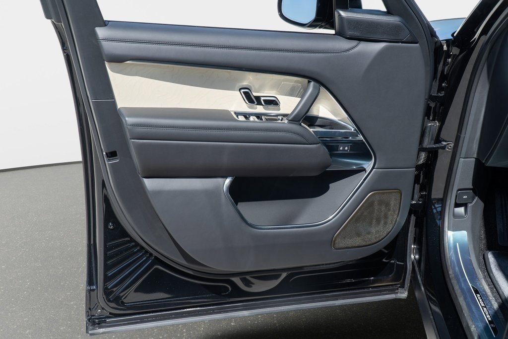 2025 Land Rover Range Rover SV photo 11