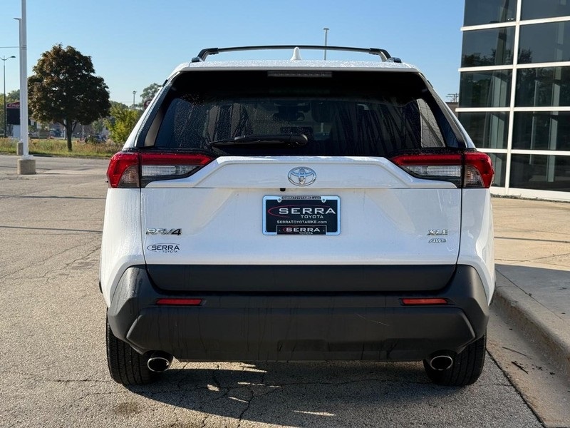 2022 Toyota RAV4 XLE photo 4
