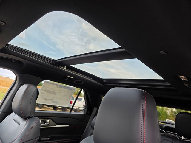 2025 Ford Explorer ST-Line photo 30