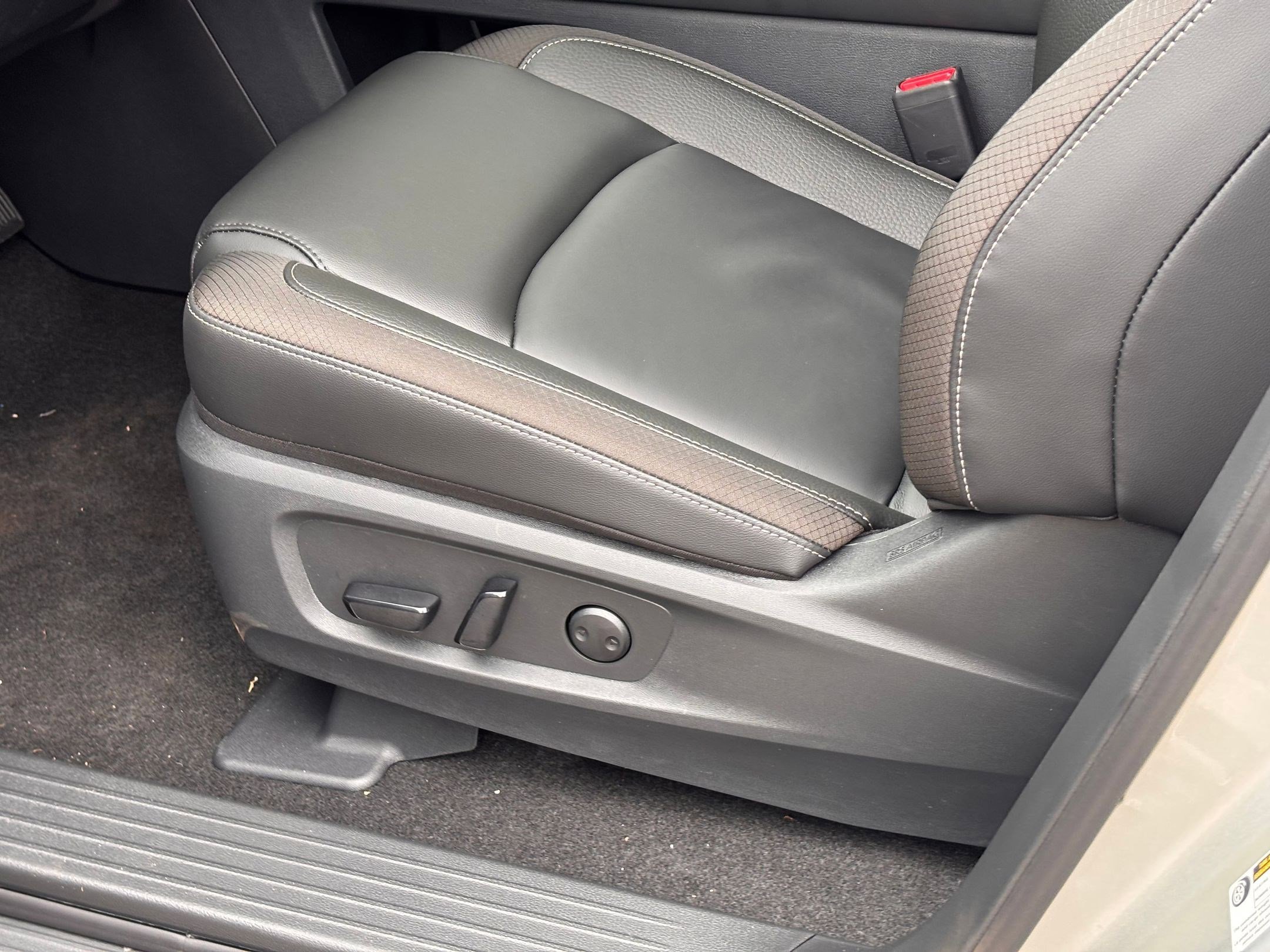 2025 Nissan Pathfinder SL photo 2
