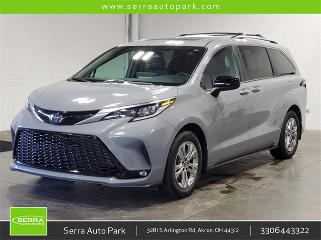 2023 Toyota Sienna XSE's photo