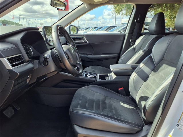 2024 Mitsubishi Outlander SE photo 2