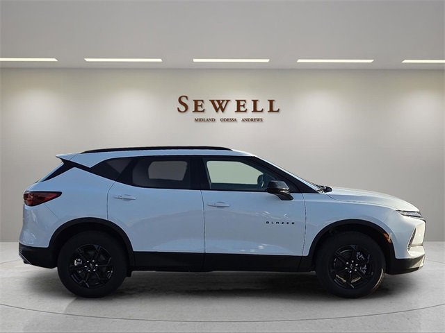 2025 Chevrolet Blazer 2LT photo 2